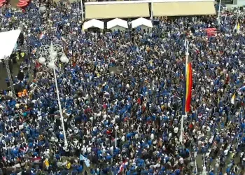 VIDEO Tisuće mladih preplavile Zagreb: Kleknuli na Trgu bana Jelačića i zajedno molili