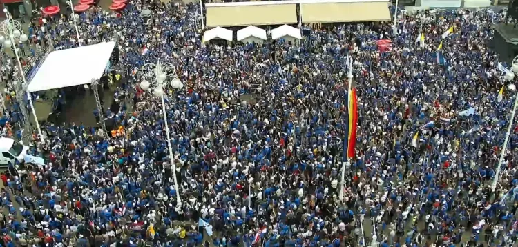 VIDEO Tisuće mladih preplavile Zagreb: Kleknuli na Trgu bana Jelačića i zajedno molili