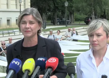 VIDEO Možemo odmotalo papir s gotovo 45 tisuća potpisa: Poruka Plenkoviću……