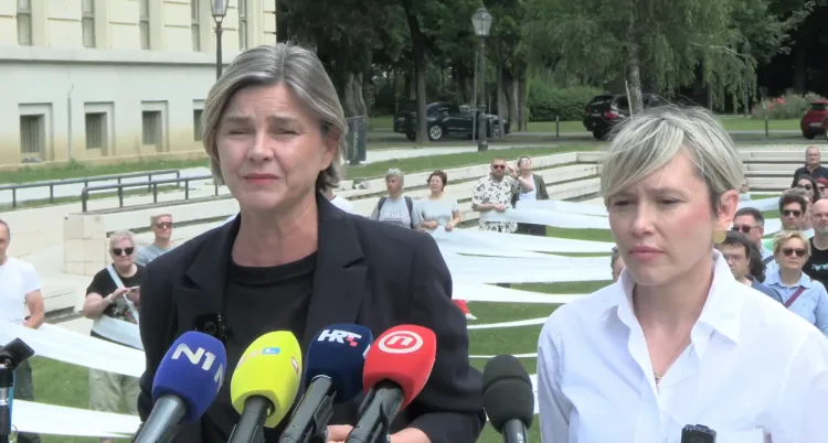 VIDEO Možemo odmotalo papir s gotovo 45 tisuća potpisa: Poruka Plenkoviću……