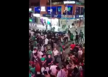 VIDEO Meksiko je slavio prolaz na SP-u. Autom je pregazio 17 ljudi. Izvukli su ga van i žestoko mlatili…