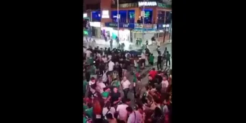 VIDEO Meksiko je slavio prolaz na SP-u. Autom je pregazio 17 ljudi. Izvukli su ga van i žestoko mlatili…