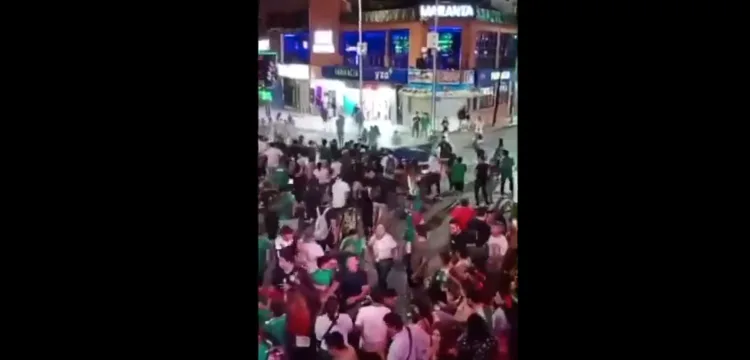 VIDEO Meksiko je slavio prolaz na SP-u. Autom je pregazio 17 ljudi. Izvukli su ga van i žestoko mlatili…