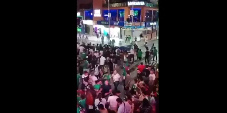 VIDEO Meksiko je slavio prolaz na SP-u. Autom je pregazio 17 ljudi. Izvukli su ga van i žestoko mlatili…