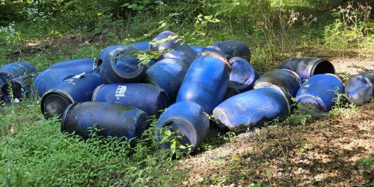 Policija pronašla 270 bačvi s nepoznatom tvari u šumi kod Draganića. Slijedi vještačenje sadržaja