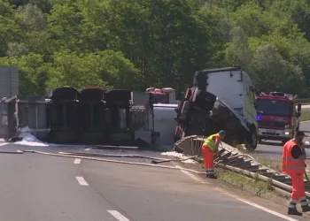 Vozač zaspao za volanom pa prevrnuo cisternu s plinom na A4