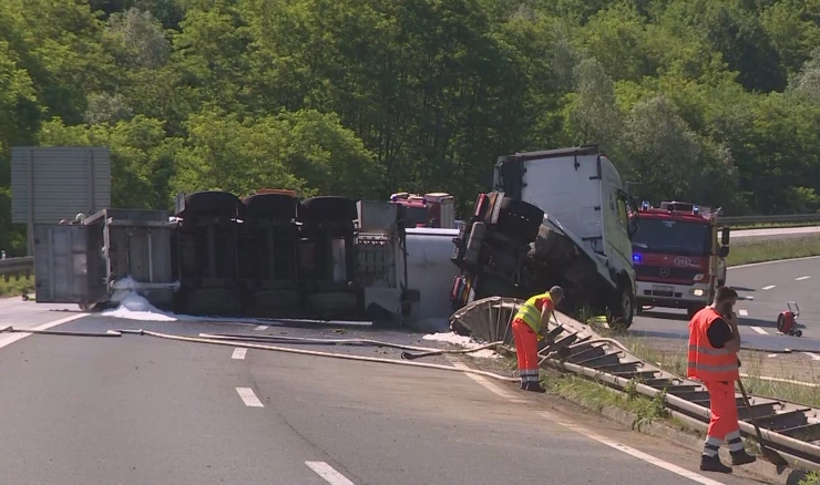 Vozač zaspao za volanom pa prevrnuo cisternu s plinom na A4