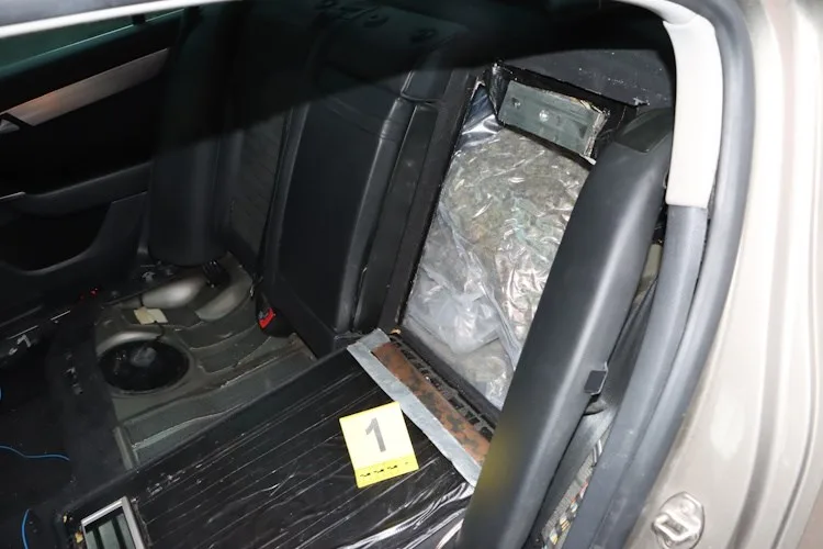 Policajci posumnjali na preinake u Passatu pa ostali šokirani: Pronašli više od 14 kilograma droge