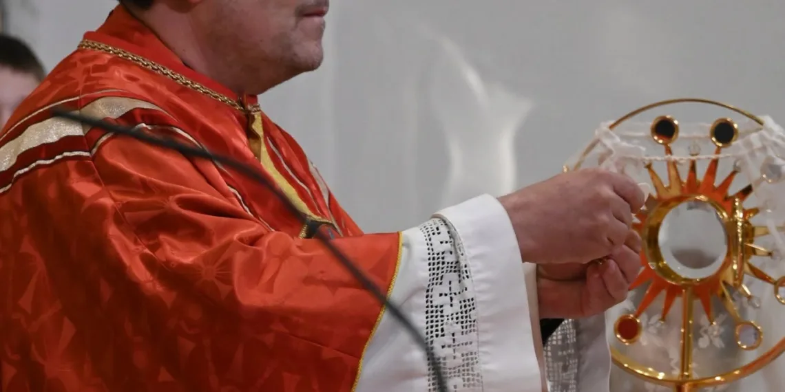 Tragedija u Sloveniji: Župa se oprostila od župnika koji je preminuo nakon uboda ose tijekom mise
