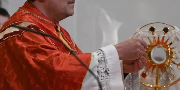 Tragedija u Sloveniji: Župa se oprostila od župnika koji je preminuo nakon uboda ose tijekom mise