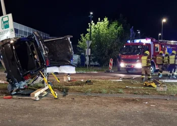 Kaos u Zagrebu: Automobil se prevrnuo nakon sudara. Dvije osobe teško ozlijeđene