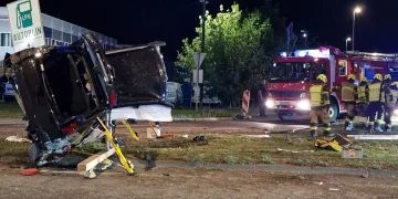Kaos u Zagrebu: Automobil se prevrnuo nakon sudara. Dvije osobe teško ozlijeđene
