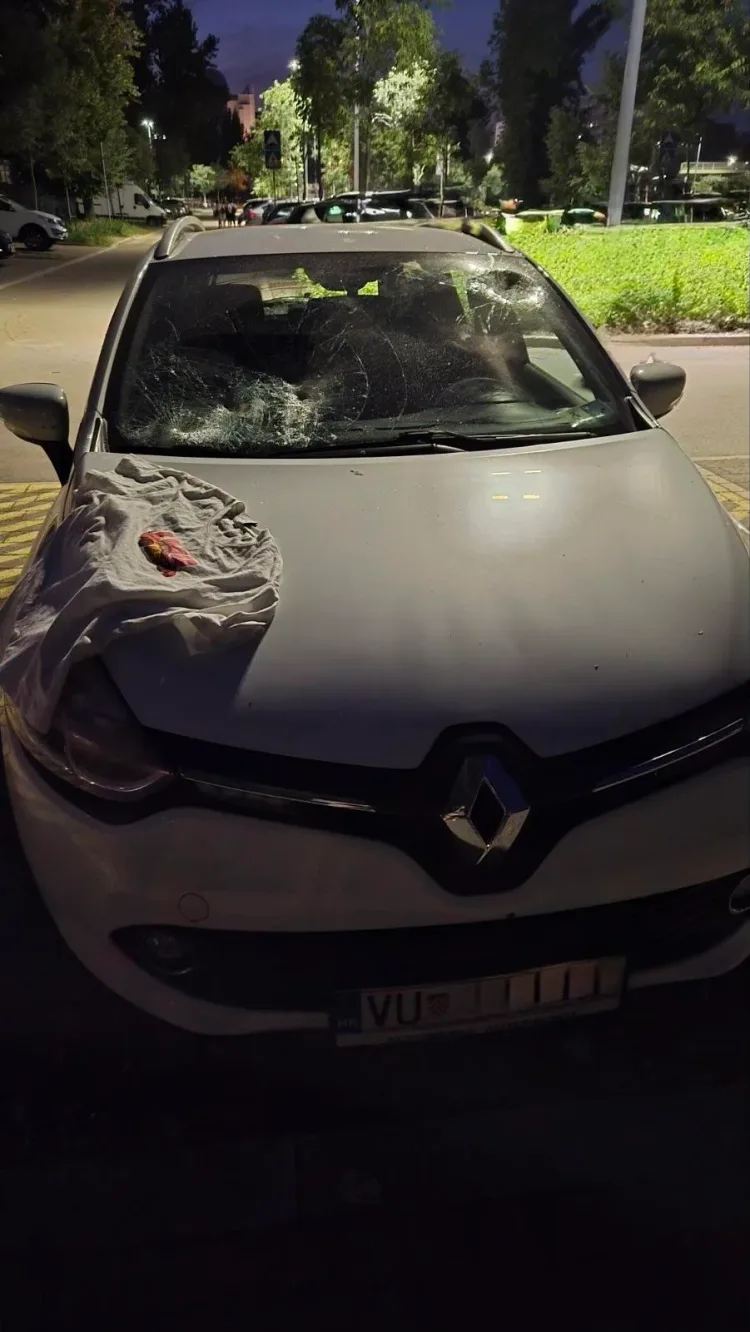 FOTO Vandalizam u Novom Sadu: Kamenovan automobil s vukovarskim pločicama i oznakom za osobe s invaliditetom