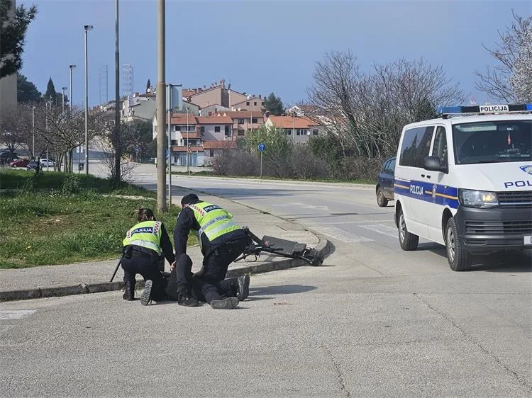 Tri teške nesreće u dva dana u Istri: Stranci biciklisti i vozačica romobila opako se polomili