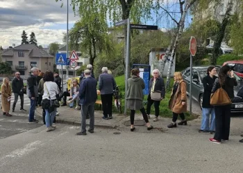 FOTO Tomaševićevi radikalni komunalni redari lijepe kazne ljudima koji nemaju gdje parkirati. Potpisuje se peticija
