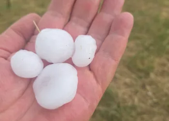 VIDEO Rekordne vrućine u Hrvatskoj: U Splitu izmjereno 39.5 °C. Potom grad i Zagoru pogodilo snažno nevrijeme