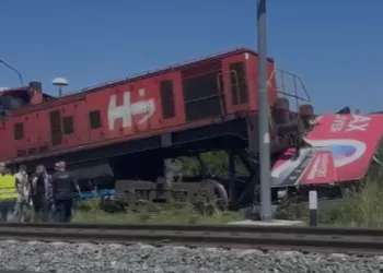 Teretni vlak iskliznuo iz tračnica u Gajnicama i udario u jumbo plakat