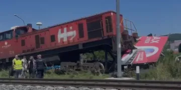 Teretni vlak iskliznuo iz tračnica u Gajnicama i udario u jumbo plakat