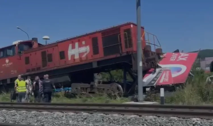 Teretni vlak iskliznuo iz tračnica u Gajnicama i udario u jumbo plakat