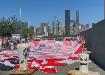Sto metara šahovnice s pogledom na UN: U New Yorku razvijena najveća hrvatska zastava uoči nastupa Vatrenih
