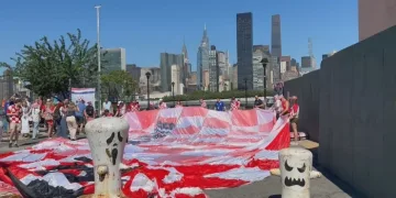 Sto metara šahovnice s pogledom na UN: U New Yorku razvijena najveća hrvatska zastava uoči nastupa Vatrenih