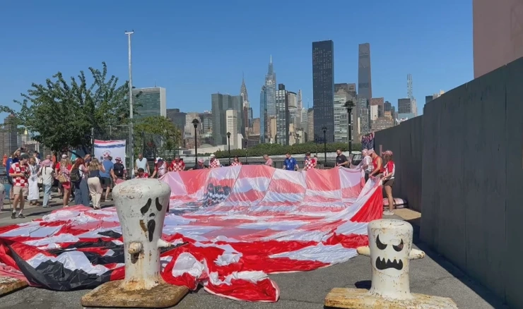 Sto metara šahovnice s pogledom na UN: U New Yorku razvijena najveća hrvatska zastava uoči nastupa Vatrenih