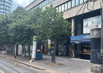 Užas u Zagrebu: Kamion srušio tramvajsku mrežu i žica je pala ženi na glavu. Promet u kolapsu