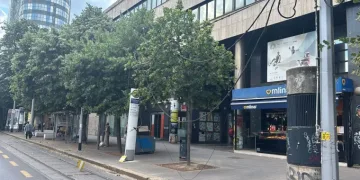 Užas u Zagrebu: Kamion srušio tramvajsku mrežu i žica je pala ženi na glavu. Promet u kolapsu