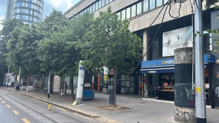 Užas u Zagrebu: Kamion srušio tramvajsku mrežu i žica je pala ženi na glavu. Promet u kolapsu