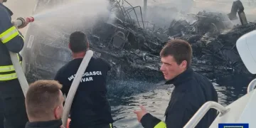 VIDEO Bura izazvala niz dramatičnih spašavanja: Najdramatičnije u Senju. Kod Trogira spašena posada prevrnute jedrilice. Gorio katamaran kod Hvara