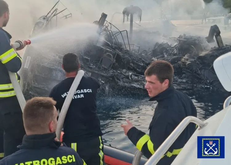 VIDEO Bura izazvala niz dramatičnih spašavanja: Najdramatičnije u Senju. Kod Trogira spašena posada prevrnute jedrilice. Gorio katamaran kod Hvara