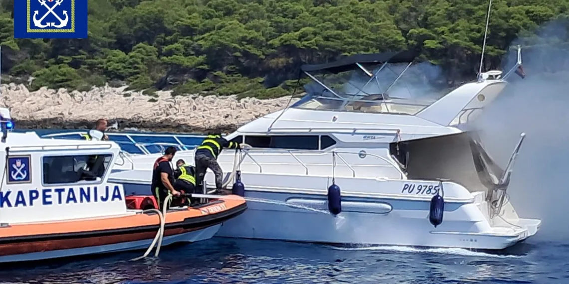 Požar na brodici kod Hvara pod nadzorom: Evakuirana četveročlana posada, među njima dvoje djece