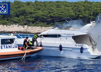 Požar na brodici kod Hvara pod nadzorom: Evakuirana četveročlana posada, među njima dvoje djece