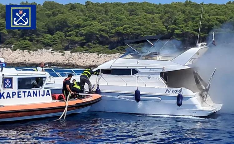 Požar na brodici kod Hvara pod nadzorom: Evakuirana četveročlana posada, među njima dvoje djece