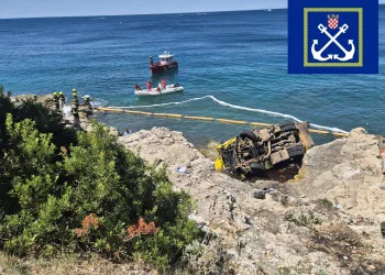 Komunalni kamion završio u moru na pulskoj plaži: U tijeku velika sanacija zbog onečišćenja