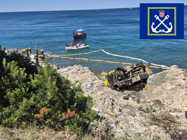 Komunalni kamion završio u moru na pulskoj plaži: U tijeku velika sanacija zbog onečišćenja