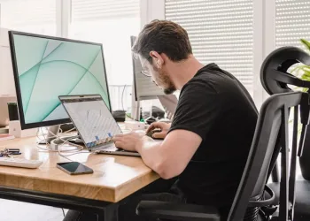Muče vas oči od ekrana? Ovo je 7 učinkovitih načina kako zaštititi oči pri radu na računalu