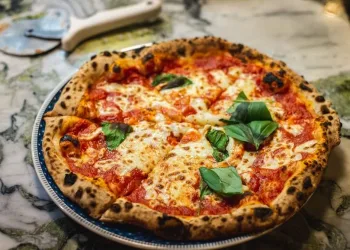 Kako ispeći savršenu pizzu? Donosimo recept za domaće tijesto + 7 recepata za pizzu