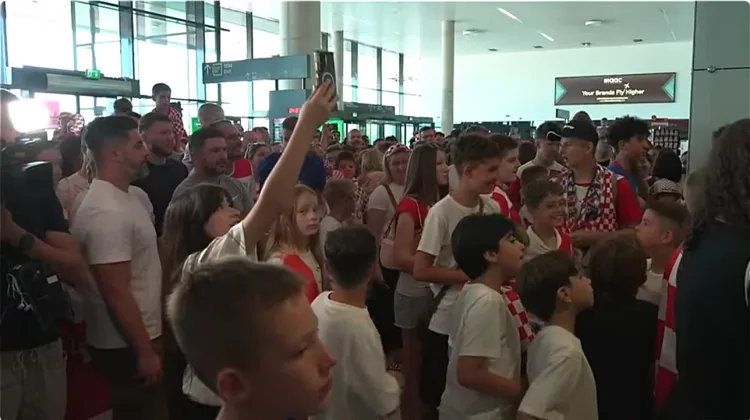 VIDEO Navijači dočekali Vatrene na Plesu. Dalić: Mi im smetamo jer smo mali