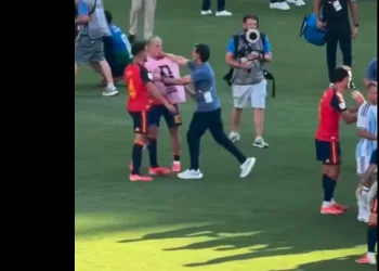 VIDEO Kaos nakon finala SP-a: Argentina uputila više udaraca nego u utakmici. Olmo je dobio šakom u glavu….