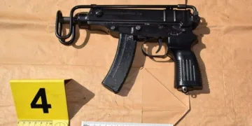 Kod Siska uhićeni opasni kriminalci: Imali su automatski pištolj s prigušivačem i policijsku registarsku pločicu…