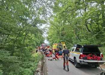 FOTO Drama kod Plitvičkih jezera: HGSS objavio detalje spašavanja Danaca iz auta iznad provalije