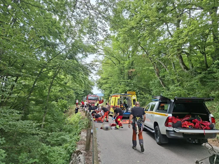 FOTO Drama kod Plitvičkih jezera: HGSS objavio detalje spašavanja Danaca iz auta iznad provalije