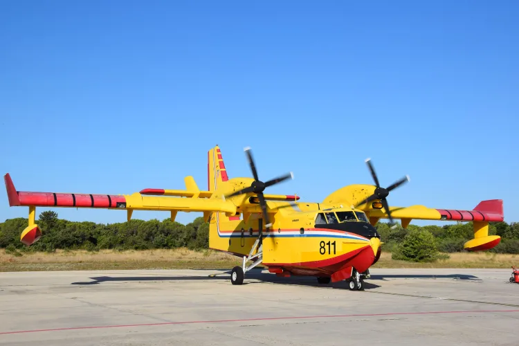 Hrvatski Canadair upućen u Francusku: Posada HRZ-a pomaže u gašenju velikih požara
