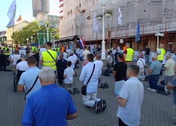 VIDEO Muška molitva krunice održana na Trgu bana Jelačića. Starija žena pljunula na molitelje i objasnila zašto