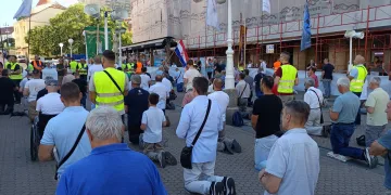 VIDEO Muška molitva krunice održana na Trgu bana Jelačića. Starija žena pljunula na molitelje i objasnila zašto