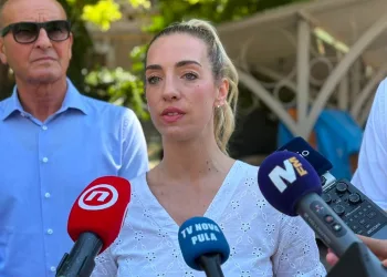 SDP: Vlada kažnjava male iznajmljivače dok tisuće ilegalnih kreveta ostaju izvan nadzora