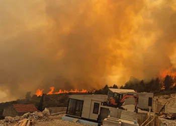 VIDEO Požar na Hvaru pod kontrolom: Vatrogasci saniraju požarište