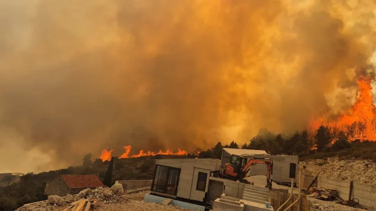 VIDEO Požar na Hvaru pod kontrolom: Vatrogasci saniraju požarište