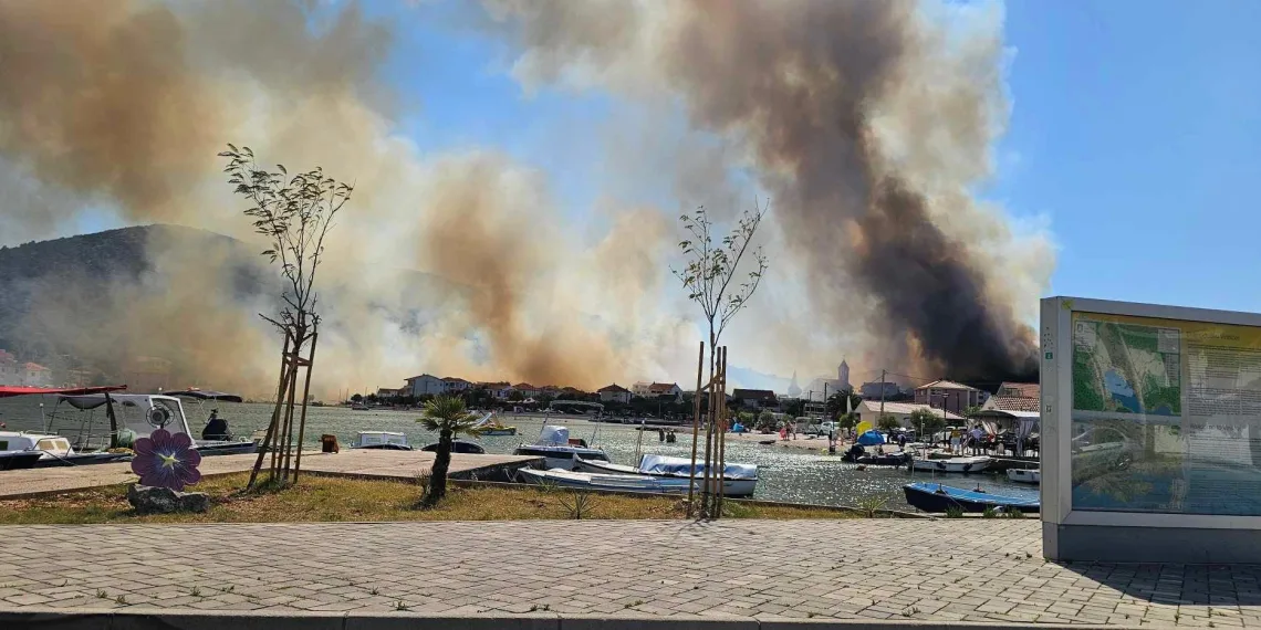 VIDEO Vatrogasci obranili kuće u Vinišću: Požar stavljen pod nadzor